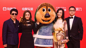 《搖滾藏獒》劇組亮相紅毯 鄭鈞攜妻大秀恩愛