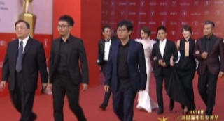 《目擊者》劇組亮相紅毯 李安之子李淳帥氣十足