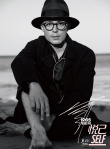 霍建华海边拍摄大片 眼神深邃释放男人神秘魅力