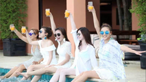 应采儿与闺蜜泳池庆生秀长腿 发文：感恩一切