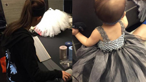 昆凌亲手为女儿缝公主裙 小周周露可爱背影