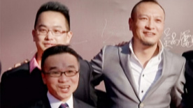 話題影片《三體》導演亮相 許誠毅合照“顯身高”