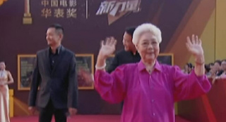 老藝術(shù)家田華步上紅毯精神佳 揮手致意笑容燦爛