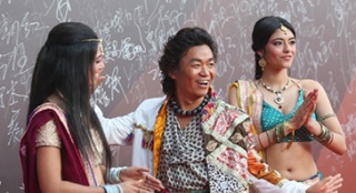 王宝强携印度性感女星亮相红毯 频频握手显友好