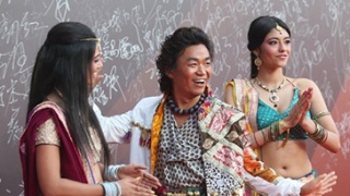 王宝强携印度性感女星亮相红毯 频频握手显友好