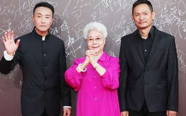 纪念建党95周年 田华启动老式放映机重温银幕经典