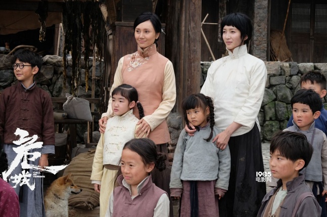 白玲坐桌前沉思|(1/25) 江疏影《危城》演女教师 眼神杀"俘获"彭于晏