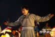 《绝地逃亡》曝片段：成龙蒙古风情翻唱阿黛尔