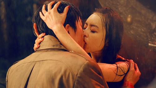 《快手枪手快枪手》新剧照 张静初负伤拥吻林更新