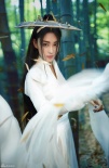 張馨予曝光武俠風(fēng)新寫真  一襲白衣置身竹林