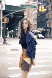 林允美國(guó)街拍首次曝光 清涼時(shí)尚LOOK大秀美腿