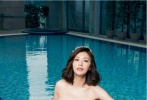 贾静雯登杂志封面 泳池中小露香肩尽显优雅妩媚