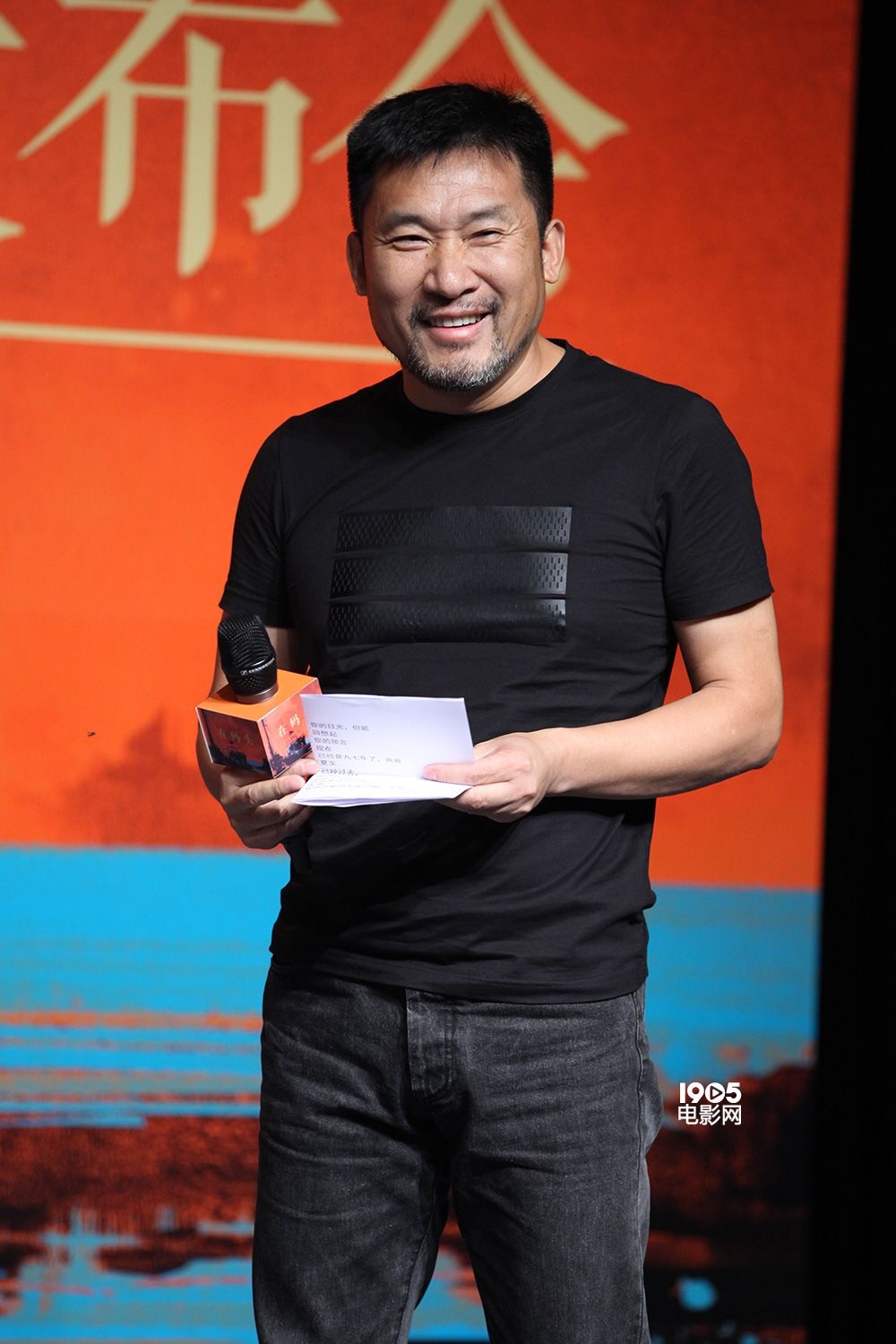 韩东处女作《在码头》开机 监制贾樟柯现场读诗