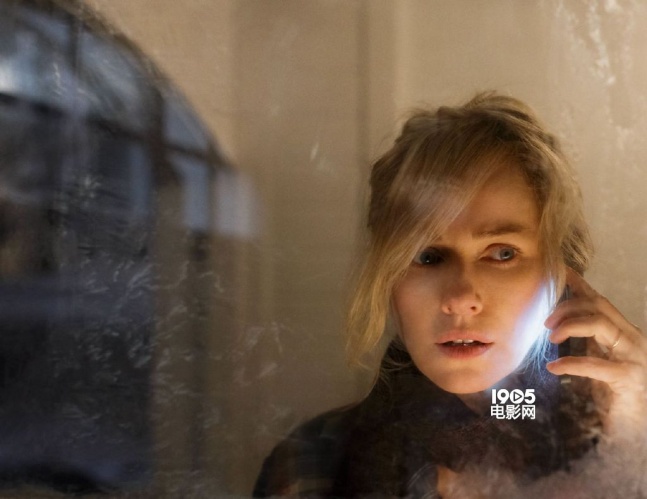 《禁闭》曝新海报 娜奥米·沃茨被困密闭空间