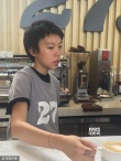 體驗(yàn)生活？竇靖童到“前繼父”李亞鵬咖啡店打工