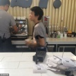 體驗(yàn)生活？竇靖童到“前繼父”李亞鵬咖啡店打工