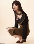 谢娜罕见秋冬军装风写真 高冷时髦撩人“娜”么酷