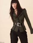 谢娜罕见秋冬军装风写真 高冷时髦撩人“娜”么酷
