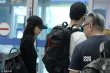 赵又廷为妻子推箱变“搬运工” 高圆圆甜笑秀幸福