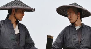 《危城》曝“酒壇對(duì)決”片段 彭于晏吳京硬氣開(kāi)打