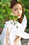 林允拍摄秋日写真 文艺少女心诠释自然小清新