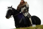 《变5》曝苏格兰片场照 演员骑马着中世纪盔甲