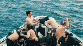 《海上骑士》中文预告 六个男人海上互扒衣