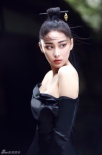 張馨予秀出超美筷子腿 香肩大露造型猶似畫中人