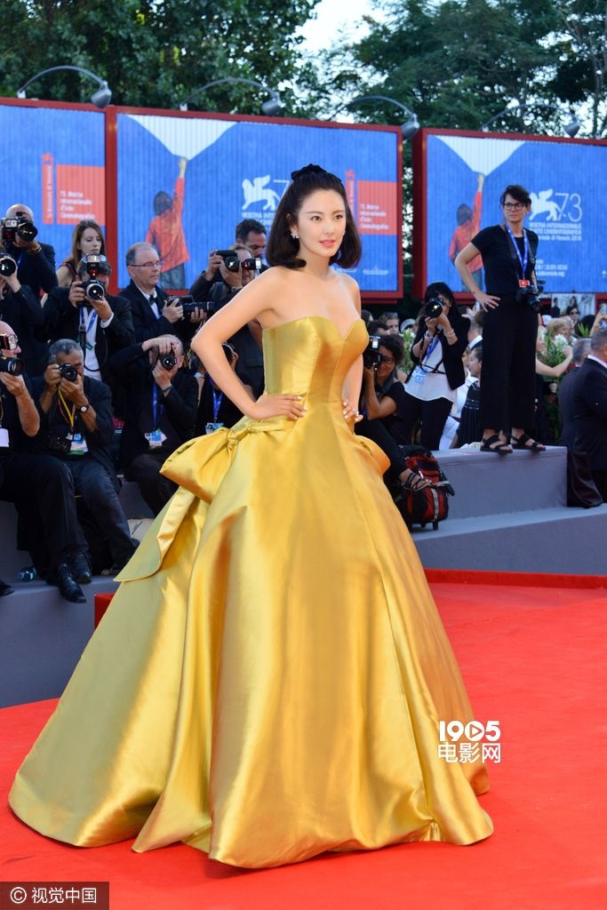 张雨绮亮相威尼斯红毯 身穿金黄色礼服华美大气