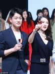 章子怡舉杯熱聊大口喝酒 開心忙交際不忘秀婚戒