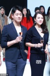 章子怡舉杯熱聊大口喝酒 開心忙交際不忘秀婚戒