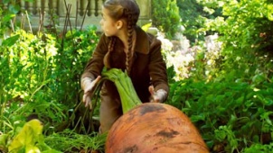 《佩小姐的奇幻城堡》片段 小女孩施展魔法拔萝卜