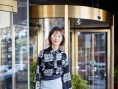 张俪不规则短裙大秀美腿 时装周首秀引众人围观