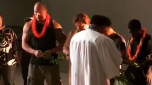 《勇敢者的游戏》开拍 巨石强森晒夏威夷片场视频