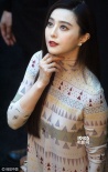 范冰冰光彩照人捋秀發(fā) 小宋佳披“盔甲”秀美背