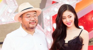 《全世界路過》劇組亮相 張?zhí)鞇鄣鯉аb挽手張一白