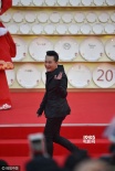 “情歌王子”张信哲亮相红毯 将在闭幕式上献唱