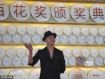 陆垚来了！包贝尔黑装亮相金鸡百花红毯比V卖萌