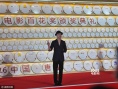 陆垚来了！包贝尔黑装亮相金鸡百花红毯比V卖萌