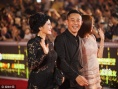 侯勇亮相紅毯 一身黑色裝扮身材挺拔笑容和藹