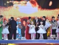 葛存壮陶玉玲梁信谢芳获终身成就奖 葛优代父领奖