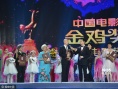 葛存壮陶玉玲梁信谢芳获终身成就奖 葛优代父领奖