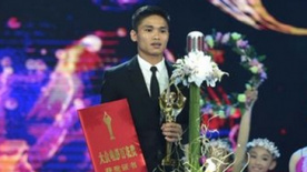 温兆伦包贝尔激情四连亲 “战狼”庄小龙获最佳新人