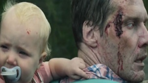 《负重前行》短片 丧尸父亲背负女儿远离病毒侵袭