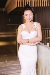 柳岩着吊带镂空装深沟诱人 嘟嘴比心萌感十足