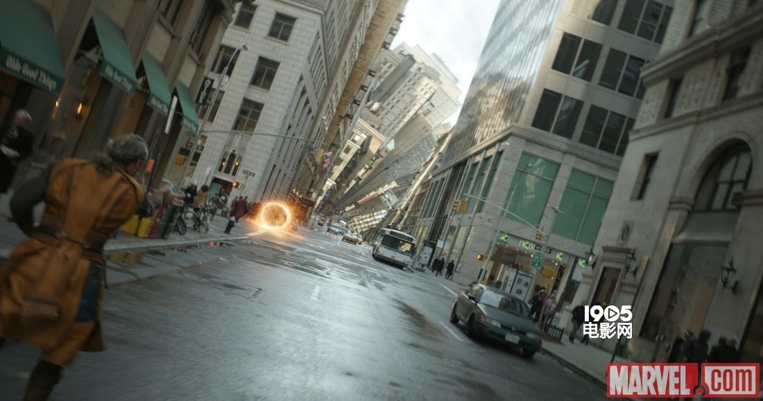 《奇异博士》曝新照 "卷福"施展法术俯视凌乱空间_海外爆料_图集_电影