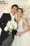 楊怡穿深V白婚紗流幸福眼淚 秀婚戒與羅仲謙熱吻