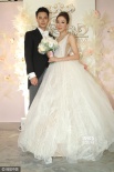 楊怡穿深V白婚紗流幸福眼淚 秀婚戒與羅仲謙熱吻