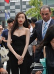 倪妮抹胸衣小露乳溝妖嬈嬌媚 烈焰紅唇玩性感