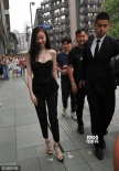 倪妮抹胸衣小露乳溝妖嬈嬌媚 烈焰紅唇玩性感